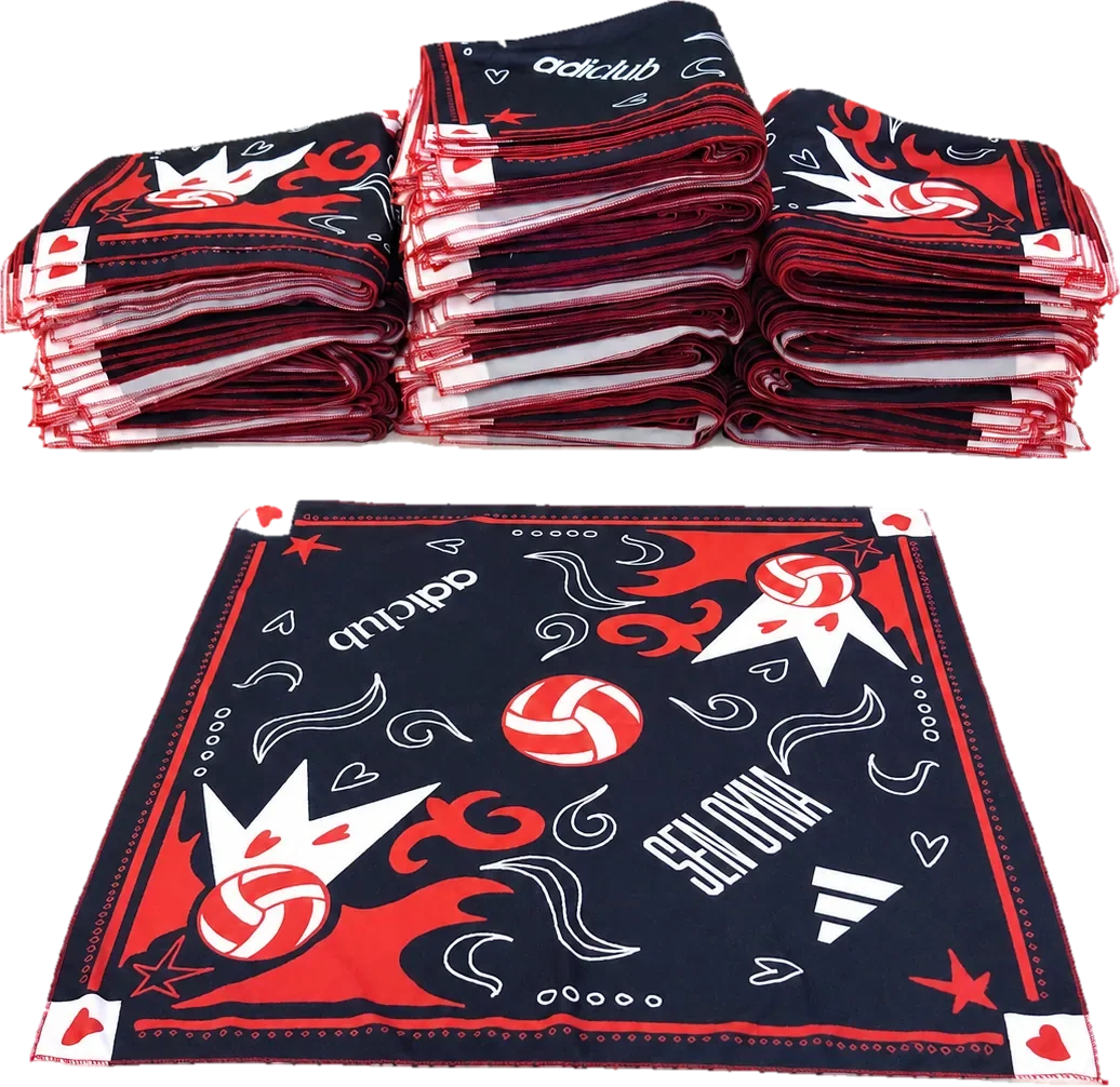 Baskı ve kesim sonrası üretim çıkışı, katlanmış bandana