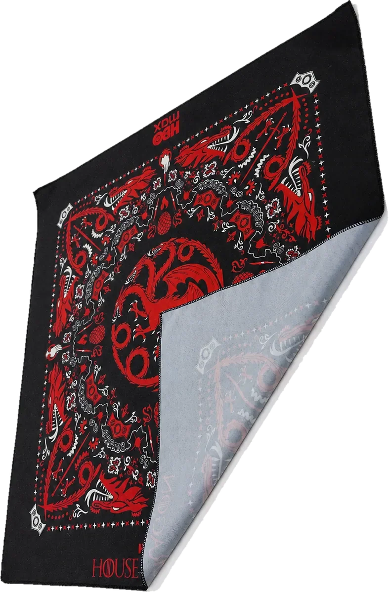 Katlanmış hâlde desenli kare bandana