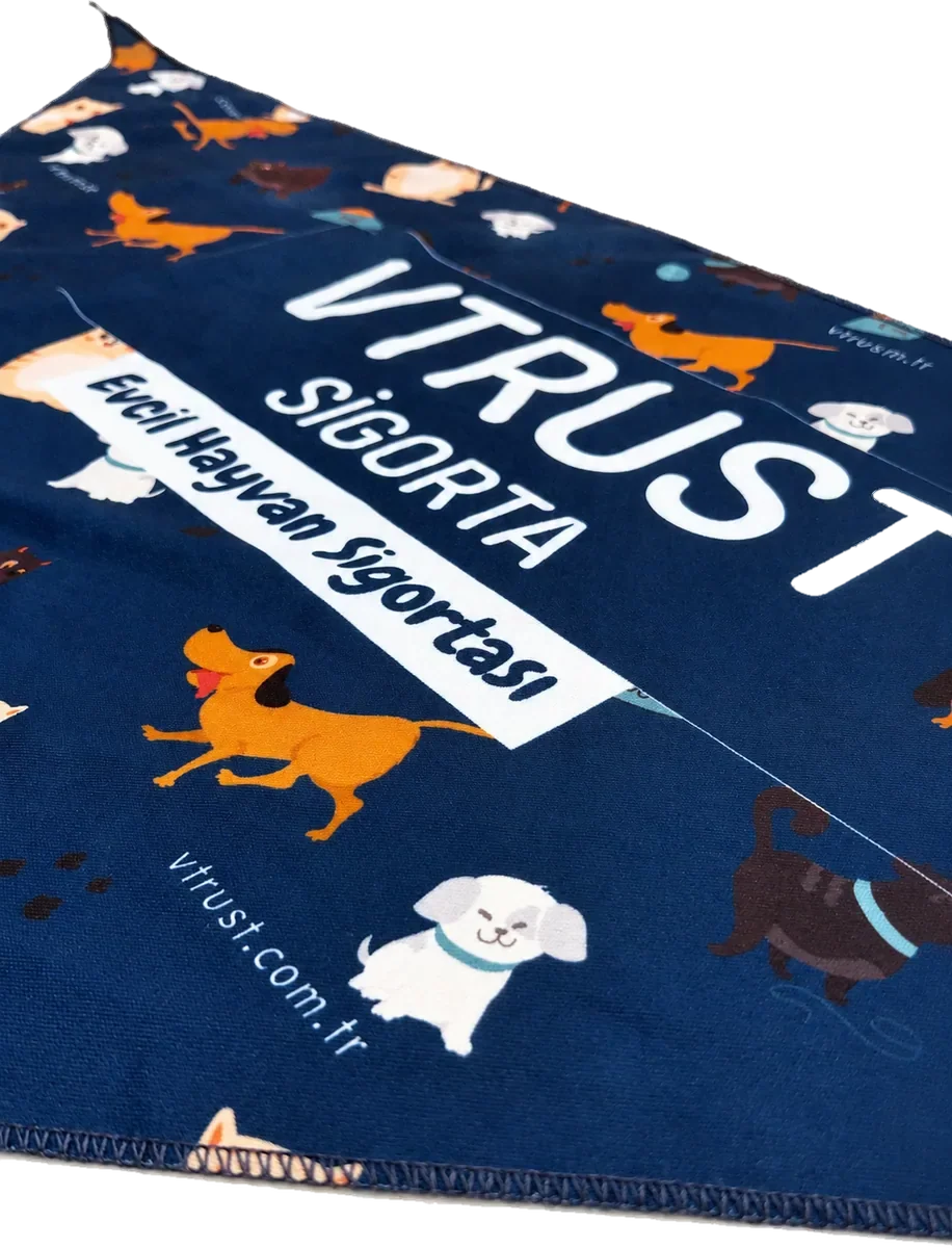 Baskılı üçgen bandana, açık serili görünüm